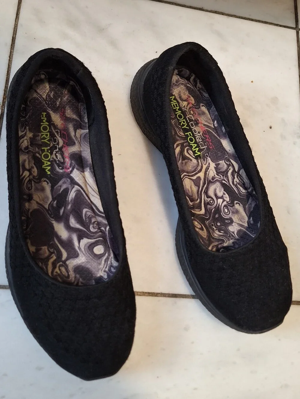 Sketchers Sz 7 Memory Foam Black Flat Slip-ons Sneakers